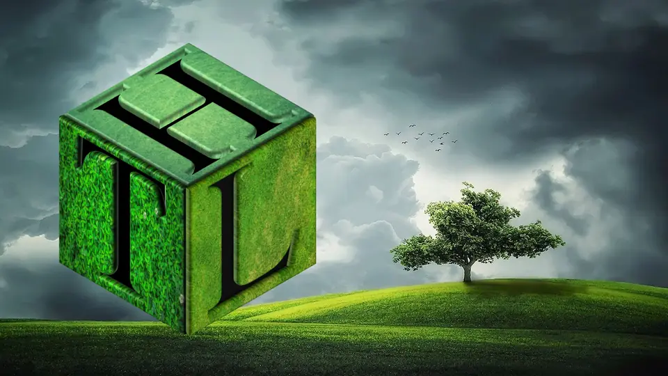 El cubo de HTL, con sus tres iniciales en relieve, sobre una pradera y un cielo encapotado